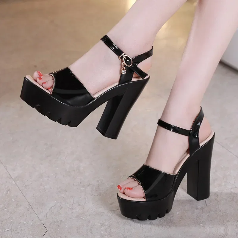 Sandales en cuir verni à fond  - Platform Sneakers Chunky avis et prix